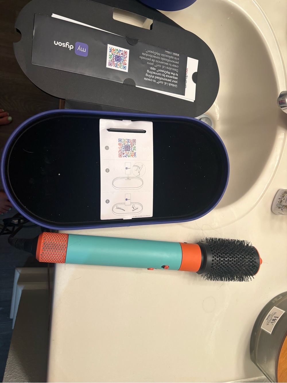 Dyson Airwrap i.d. Multi-Styler in blue and orange - Picture 4 of 12